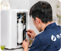 工程师检查净水器故障